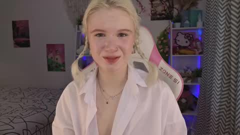 Snapshot of mia_waterlily chatting on June 2, 2026, 3:19 am Mia online show from June 2, 2026, 3:19 am