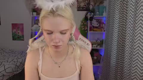 Snapshot of mia_waterlily chatting on June 5, 2026, 3:35 am Mia online show from June 5, 2026, 3:35 am
