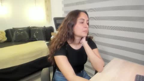 Mia   online show from November 10, 2025, 10:42 pm