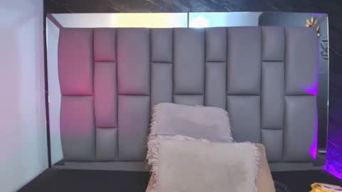 Mia online show from November 19, 2025, 12:05 pm