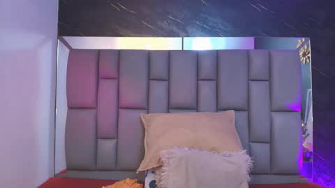 Mia online show from November 28, 2025, 12:08 pm