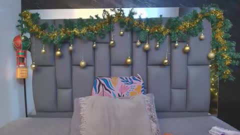 Mia online show from December 15, 2025, 12:09 pm