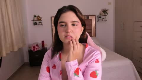 Mia  online show from April 16, 2026, 9:37 pm