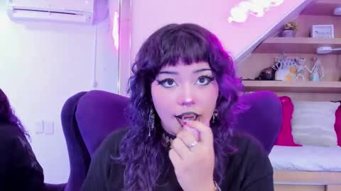 Mia online show from November 4, 2025, 3:05 am