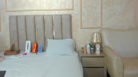 Miaasummer online show from April 15, 2026, 11:06 am