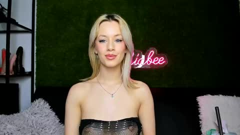 MiaBeeX online show from May 17, 2026, 5:09 pm