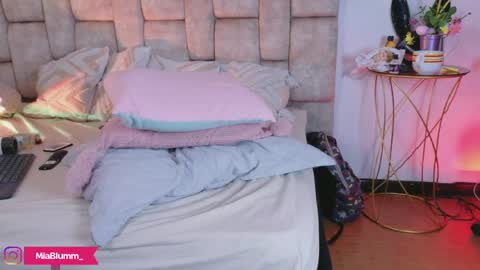 miablumm_ online show from April 7, 2026, 6:19 pm