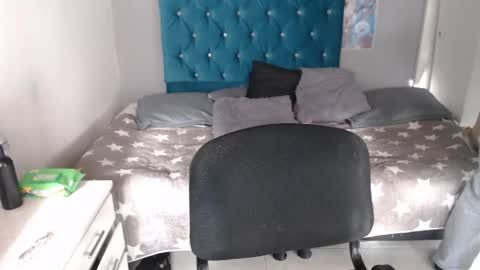 Snapshot of miacumgirl chatting on April 22, 2026, 12:18 pm miacumgirl online show from April 22, 2026, 12:18 pm