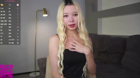 Mia online show from September 24, 2025, 6:39 am