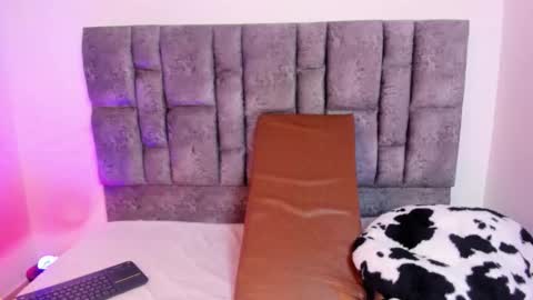 miah new independent model acount online show from November 15, 2025, 1:25 am