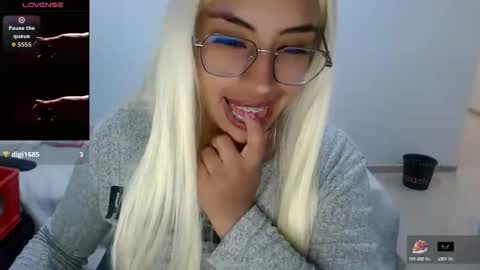 Snapshot of miajuk chatting on October 28, 2025, 9:39 pm Emma online show from October 28, 2025, 9:39 pm