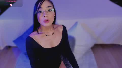 Mia Larouse online show from April 7, 2026, 8:53 pm