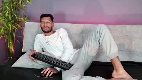 Mia online show from November 23, 2025, 7:13 pm