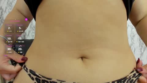 Snapshot of miamontoya chatting on January 22, 2025, 9:43 pm Mia -5 7001400 Follow online show from January 22, 2025, 9:43 pm