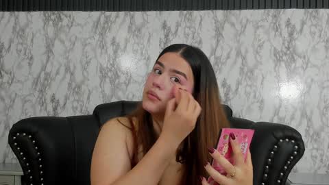 Snapshot of miamontoya chatting on January 28, 2025, 12:43 pm Mia -5 7001400 Follow online show from January 28, 2025, 12:43 pm