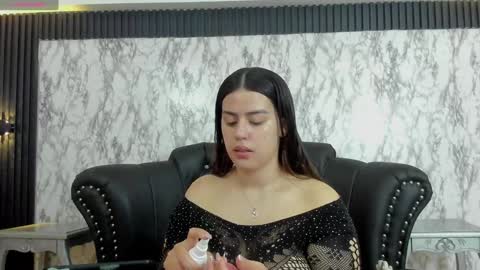 Snapshot of miamontoya chatting on February 6, 2025, 12:48 pm Mia -5 7001400 Follow online show from February 6, 2025, 12:48 pm