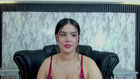 Snapshot of miamontoya chatting on February 8, 2025, 3:42 pm Mia -5 7001400 Follow online show from February 8, 2025, 3:42 pm