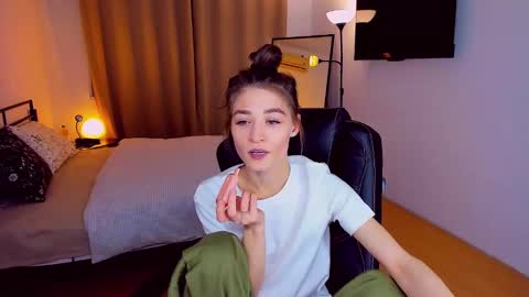 Mia online show from February 17, 2025, 6:04 pm