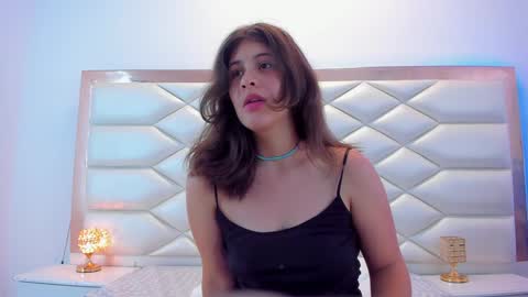 Snapshot of miaqueen021 chatting on February 5, 2025, 6:37 pm Sweetie Mia online show from February 5, 2025, 6:37 pm