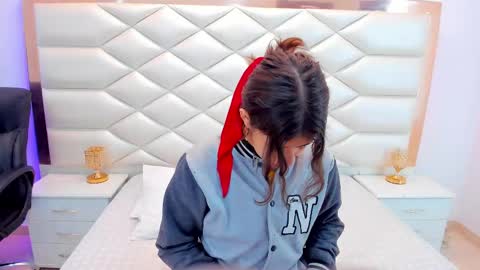 Snapshot of miaqueen021 chatting on February 10, 2025, 12:39 pm Sweetie Mia online show from February 10, 2025, 12:39 pm