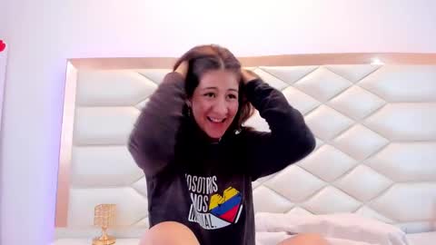 Snapshot of miaqueen021 chatting on February 19, 2025, 6:54 pm Sweetie Mia online show from February 19, 2025, 6:54 pm