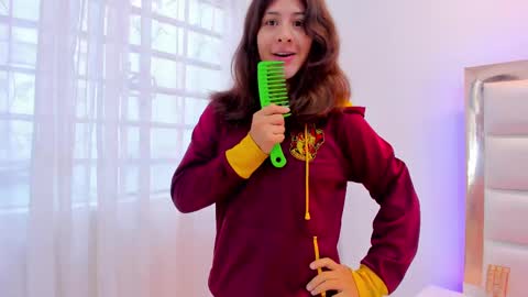 Snapshot of miaqueen021 chatting on February 24, 2025, 12:37 pm Sweetie Mia online show from February 24, 2025, 12:37 pm