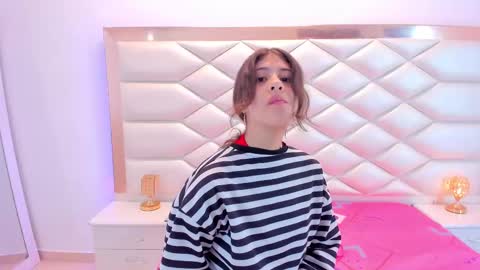 Snapshot of miaqueen021 chatting on February 28, 2025, 12:20 pm Sweetie Mia online show from February 28, 2025, 12:20 pm