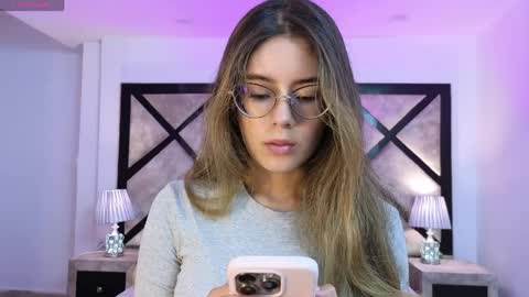 Mia online show from April 7, 2026, 7:25 pm