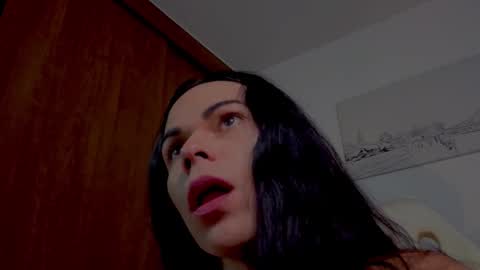 Mia online show from October 4, 2025, 2:04 pm