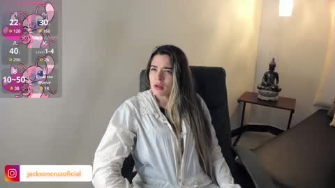 Mia Villalobos online show from October 7, 2025, 12:02 pm