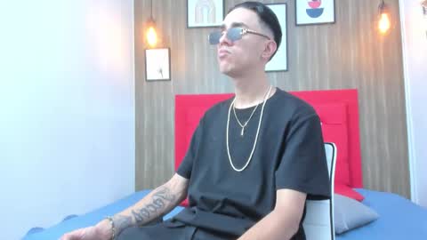 Snapshot of mick_johnsonn chatting on November 17, 2025, 12:22 pm mick_johnsonn online show from November 17, 2025, 12:22 pm