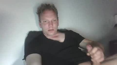 Snapshot of mickkxl chatting on April 20, 2026, 9:56 am mickkxl online show from April 20, 2026, 9:56 am