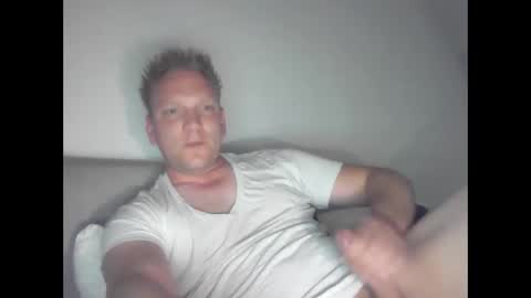Snapshot of mickkxl chatting on May 4, 2026, 10:22 am mickkxl online show from May 4, 2026, 10:22 am