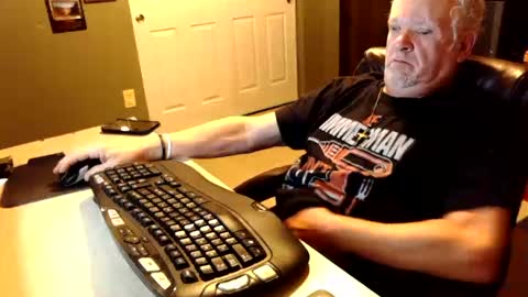 Snapshot of midwestdad09 chatting on October 15, 2025, 8:47 am midwestdad09 online show from October 15, 2025, 8:47 am