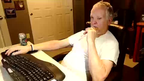 Snapshot of midwestdad09 chatting on October 15, 2025, 9:59 pm midwestdad09 online show from October 15, 2025, 9:59 pm