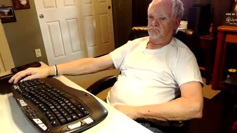 Snapshot of midwestdad09 chatting on October 22, 2025, 9:25 pm midwestdad09 online show from October 22, 2025, 9:25 pm