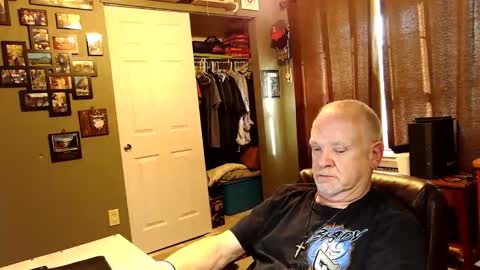 Snapshot of midwestdad09 chatting on October 24, 2025, 9:44 pm midwestdad09 online show from October 24, 2025, 9:44 pm