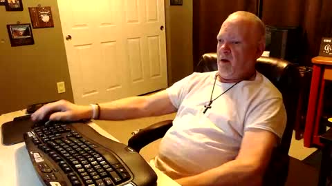 Snapshot of midwestdad09 chatting on October 26, 2025, 7:25 am midwestdad09 online show from October 26, 2025, 7:25 am