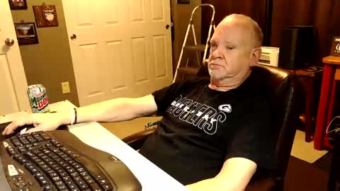 Snapshot of midwestdad09 chatting on October 27, 2025, 10:41 am midwestdad09 online show from October 27, 2025, 10:41 am