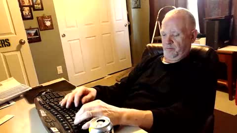 Snapshot of midwestdad09 chatting on November 1, 2025, 1:35 pm midwestdad09 online show from November 1, 2025, 1:35 pm