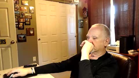 Snapshot of midwestdad09 chatting on November 4, 2025, 5:23 pm midwestdad09 online show from November 4, 2025, 5:23 pm