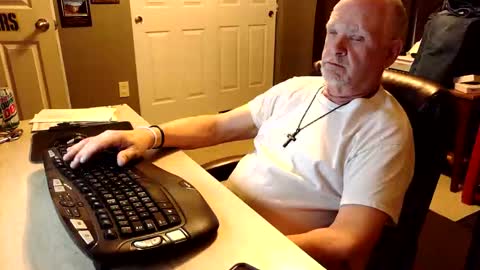 Snapshot of midwestdad09 chatting on November 7, 2025, 12:10 am midwestdad09 online show from November 7, 2025, 12:10 am