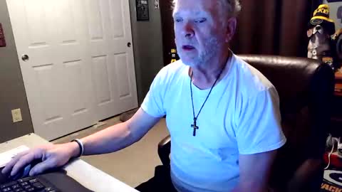 Snapshot of midwestdad09 chatting on December 19, 2025, 8:10 am midwestdad09 online show from December 19, 2025, 8:10 am