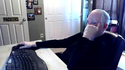 Snapshot of midwestdad09 chatting on February 28, 2026, 3:24 pm midwestdad09 online show from February 28, 2026, 3:24 pm