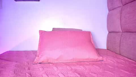 Mia  online show from September 20, 2025, 11:55 am