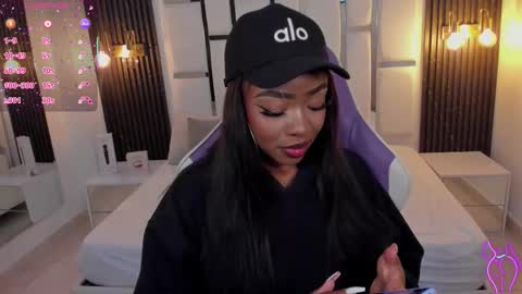 Miia Schwarz  online show from October 10, 2025, 1:54 pm