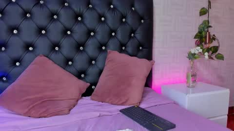 Mia online show from March 6, 2025, 3:13 pm