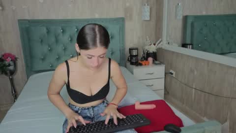 Snapshot of miia_velvett chatting on April 14, 2026, 3:18 pm miia_velvett online show from April 14, 2026, 3:18 pm