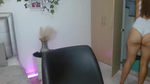 miiaa_k online show from April 18, 2026, 7:45 am