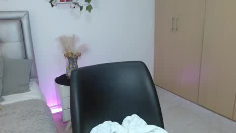 miiaa_k online show from May 15, 2026, 10:33 am
